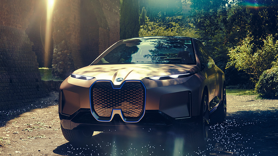 森の前に佇むBMW Vision iNEXT 森の前に佇むBMW Vision iNEXTの斜めからのフロント・ビュー