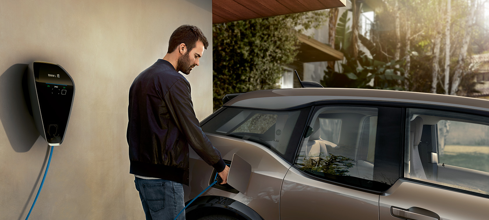充電ステーションに佇むBMW i3と男性 BMW Charging 充電ステーションに佇むBMW i3と男性