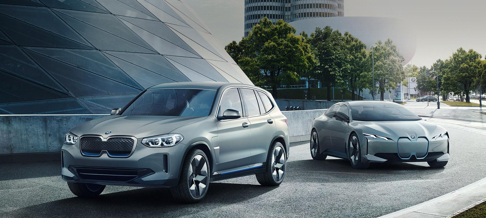 建物の前に佇むBMWコンセプトiX3およびBMW Vision iNEXT BMW 2023年までの見通し 建物の前に佇むBMWコンセプトiX3およびBMW Vision iNEXT