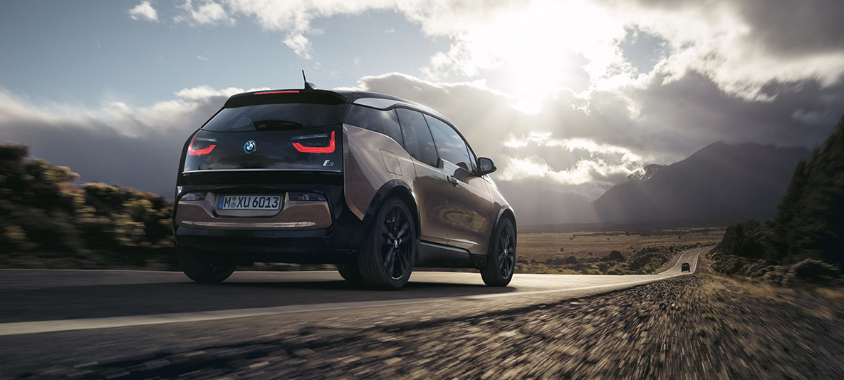 山並を背にしたBMW i3 BMW車の航続距離の例 山並を背にしたBMW i3の斜めからのリヤ・ビュー