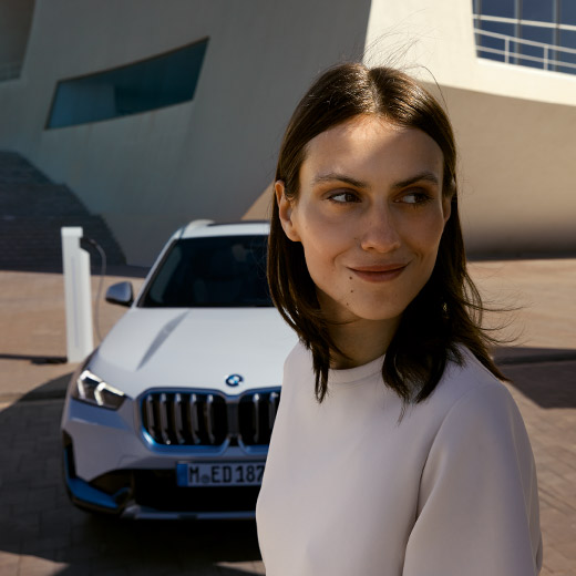 BMW iX1と笑顔の女性