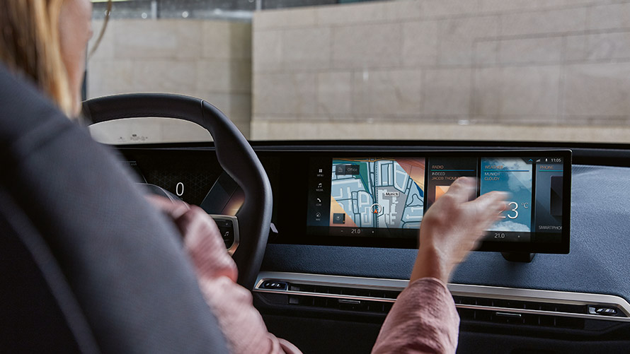 車載BMW Connected Charging 車載BMW Connected Charging BMWカーブド・ディスプレイを装備したBMW iX