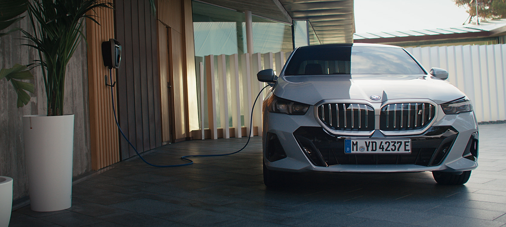 BMW i5 eDrive40 G60 自宅のウォールボックスで充電 BMW i5 eDrive40 G60 自宅のウォールボックスで充電