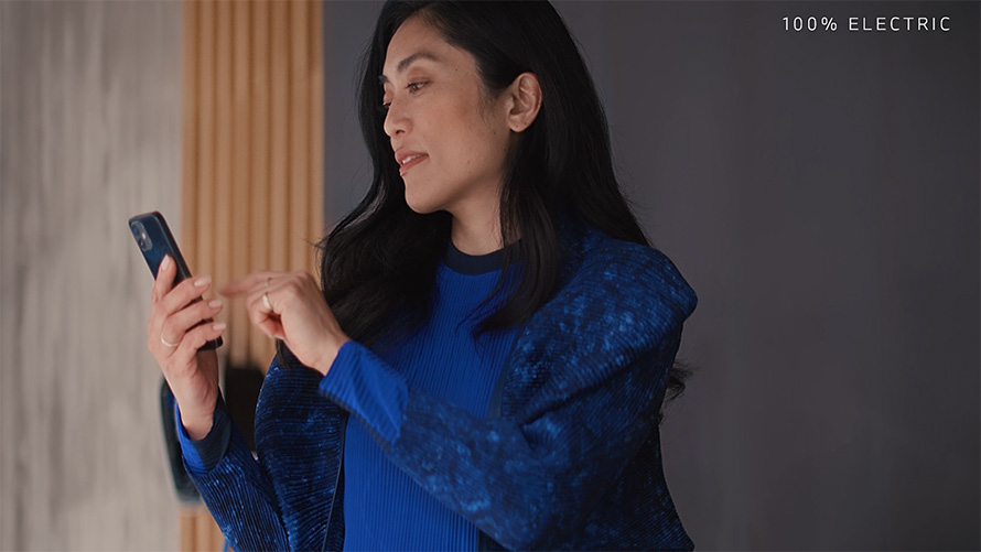 コネクテッド・ホーム・チャージング 動画 コネクテッド・ホーム・チャージング スマートフォンを持つ女性 動画