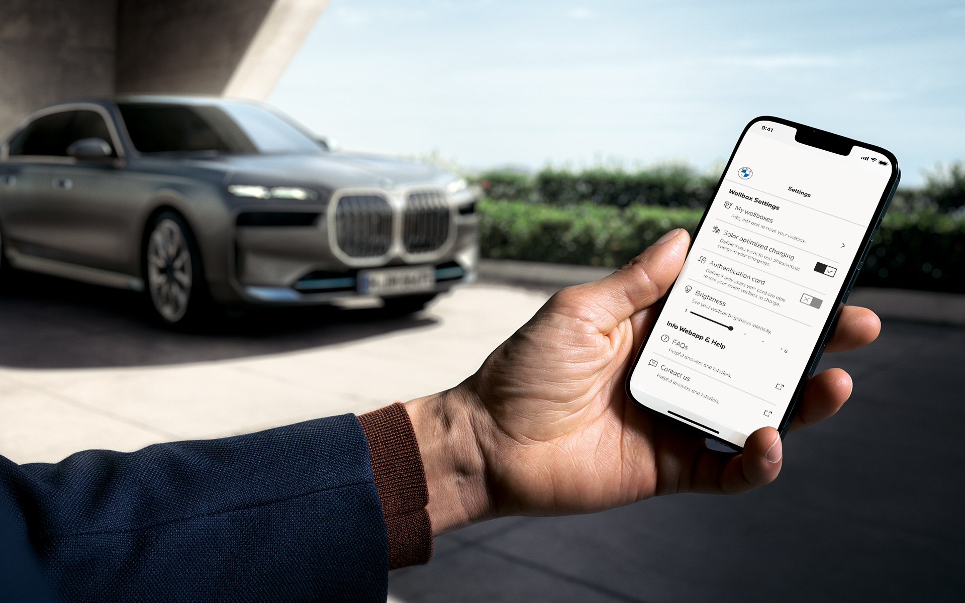 BMW i7 G70 My BMW アプリを表示するスマートフォン表側