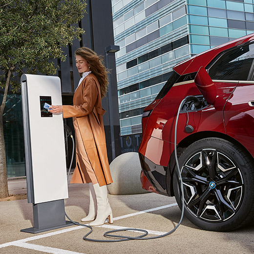 BMW iX i20 充電ステーションにて BMW Charging カードを持つ女性 BMW iX i20 充電ステーションにて BMW Charging カードを持つ女性
