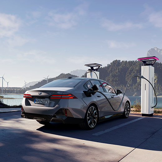 BMW i5 eDrive40 G60 湖畔の充電ステーションにて BMW i5 eDrive40 G60 湖畔の充電ステーションにて
