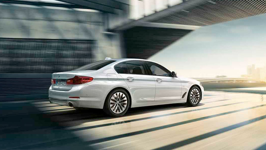 BMW 5シリーズ セダン マイルド・ハイブリッド・テクノロジー搭載 BMW 5シリーズ セダン 2020 G30 マイルド・ハイブリッド・テクノロジー搭載 ホワイト 走行中