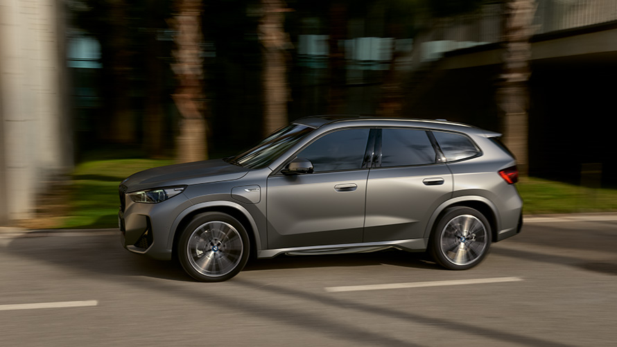 BMW 2シリーズ アクティブ ツアラー プラグイン・ハイブリッド 2021 U06 斜めからのフロント・ビュー 走行中 BMW 2シリーズ アクティブ ツアラー プラグイン・ハイブリッド 2021 U06 斜めからのフロント・ビュー 走行中