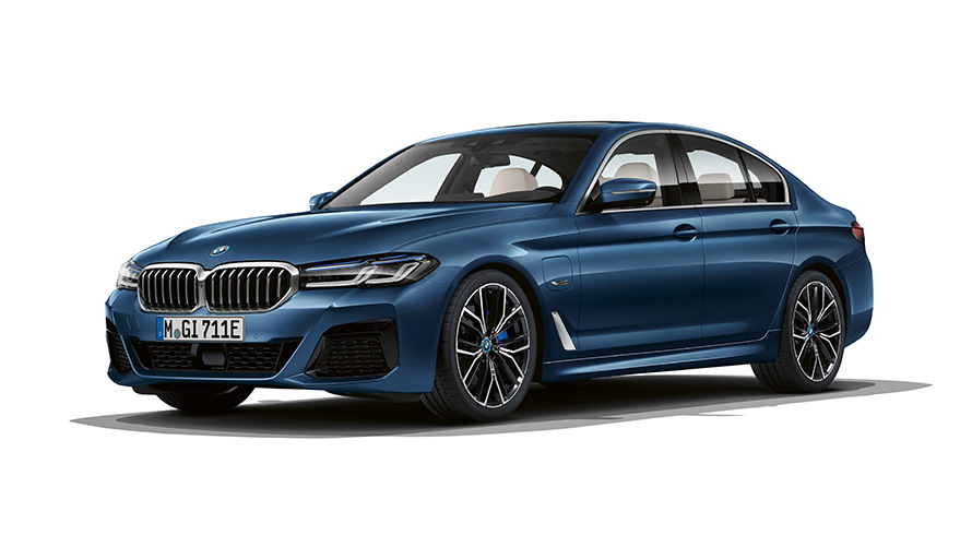 BMW 5 シリーズ セダン プラグイン・ハイブリッド G30 斜めからのフロント・ビュー BMW 5シリーズ セダン プラグイン・ハイブリッド G30 スタジオ・ショット 斜めからのフロント・ビュー