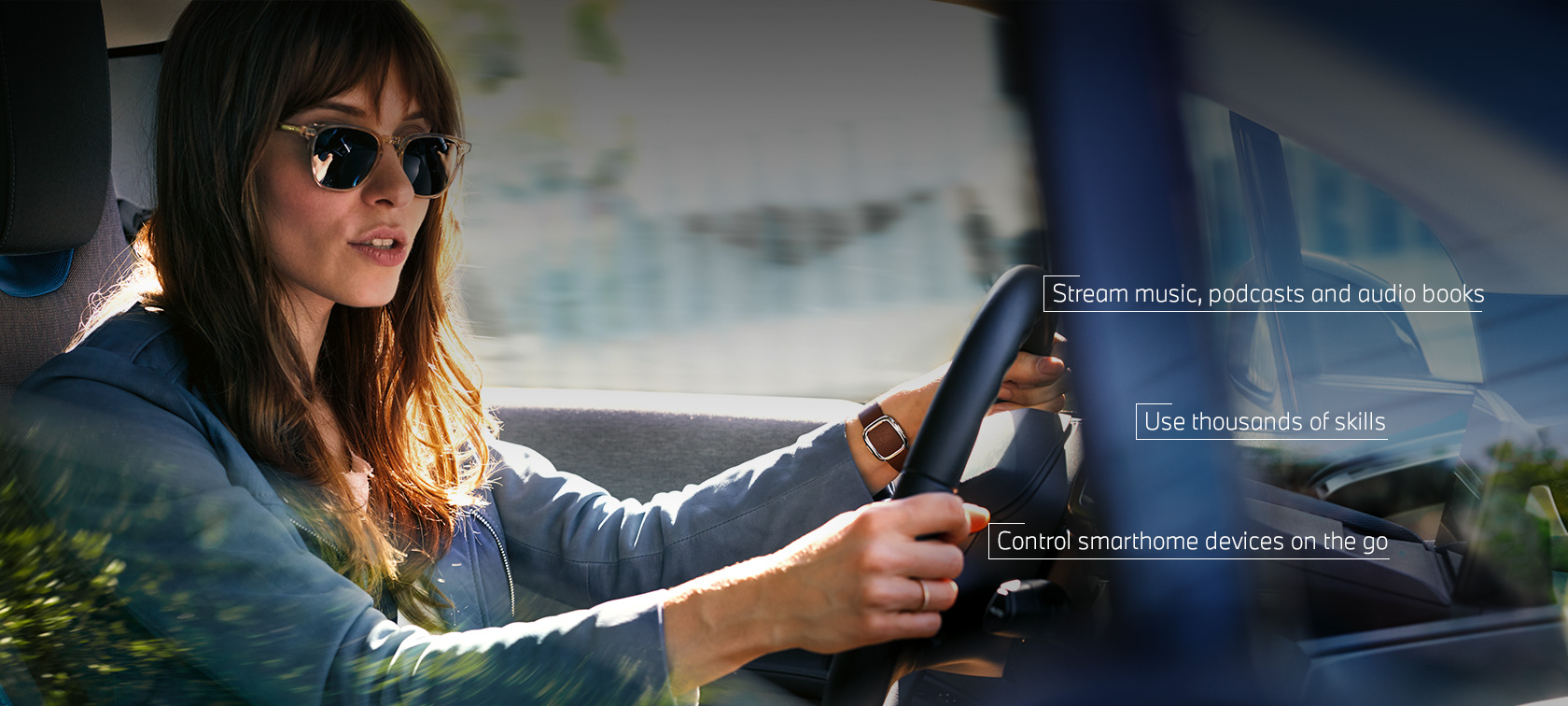 BMWでのドライブ中にAmazon Alexaに話しかけている女性 BMWでのドライブ中にAmazon Alexaに話しかけている女性