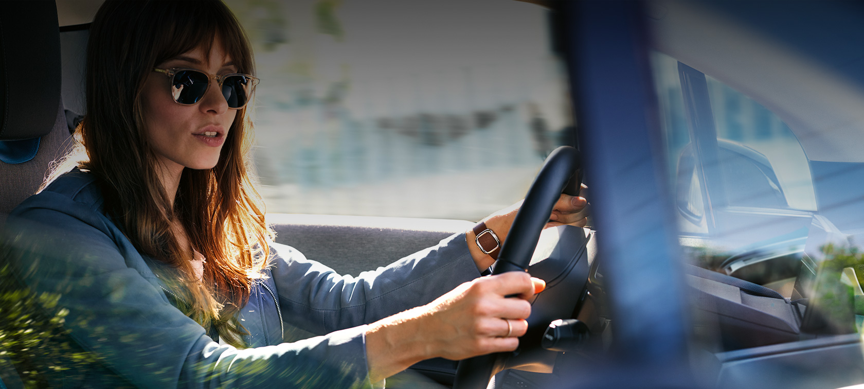 Amazon Alexaカー・インテグレーション BMWを運転している女性 Amazon Alexaカー・インテグレーション BMWを運転している女性