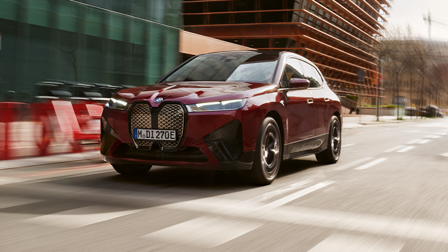 カスタマイズ BMWデジタル・キー BMW iX i20 BMWデジタル・キー カスタマイズ BMW iX i20 斜めからのフロント・ビュー 路上走行時