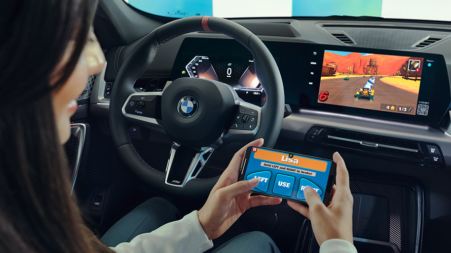 カーブド・ディスプレイでゲームをする女性 BMWのインテリア カーブド・ディスプレイでゲームをする女性