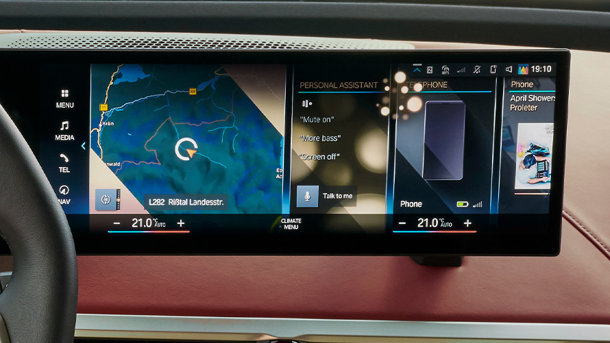 タッチ・コントロールを用いてBMW iDriveからMyModeを操作する人 タッチ・コントロールを用いてBMW iDriveからMyModeを操作する人
