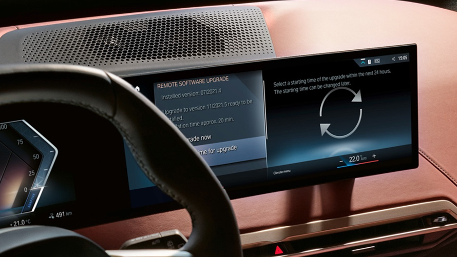 交通状況の最新情報を得るため走行中にBMW Mapsを使用する人 交通状況の最新情報を得るため走行中にBMW Mapsを使用する人