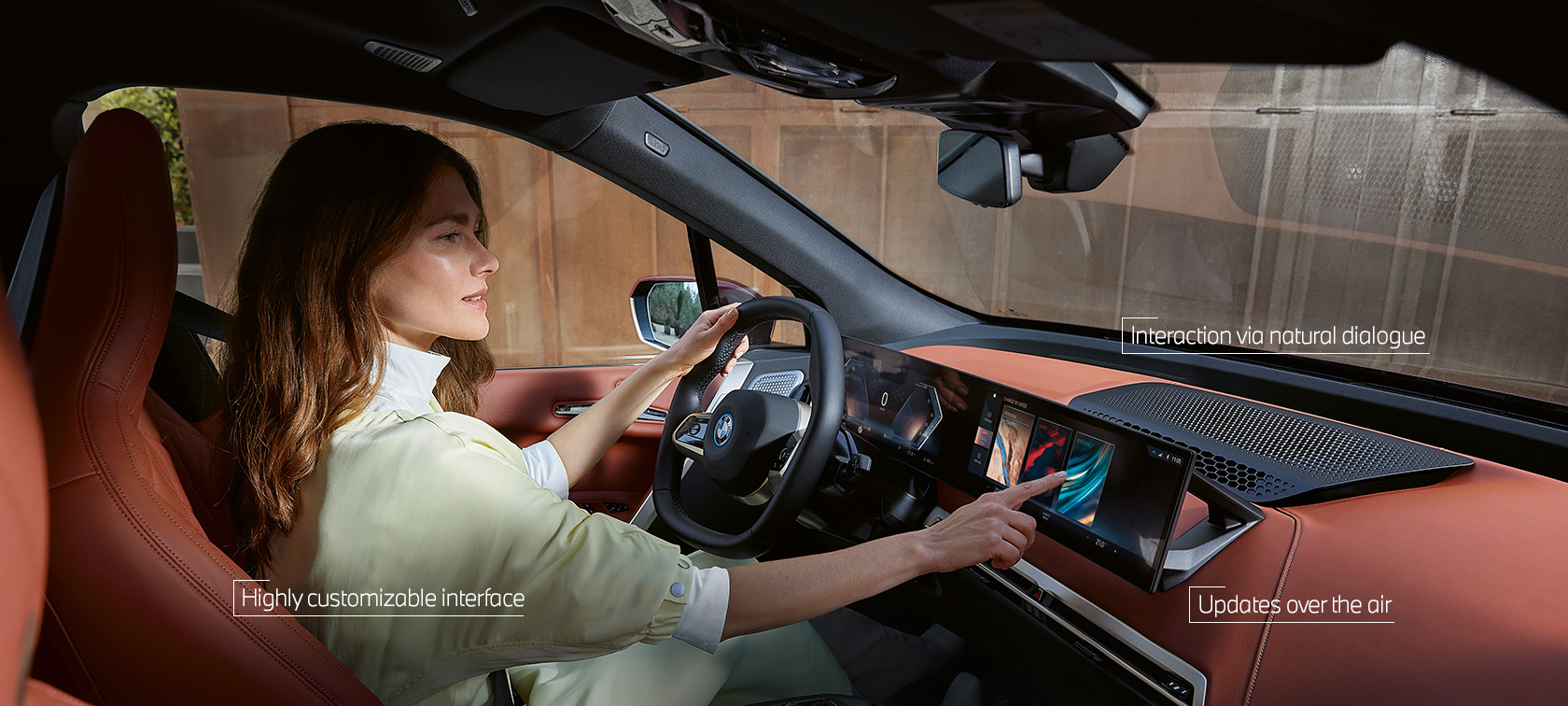 タッチ・コントロールを用いてBMW iDriveからMy Modesを操作する女性 タッチ・コントロールを用いてBMW iDriveからMy Modesを操作する女性
