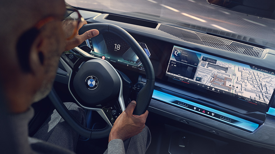 BMW インテリア、オペレーティング・システム 8.5を搭載したディスプレイを見ている男性 BMW インテリア、オペレーティング・システム 8.5を搭載したMap画面を見ている男性