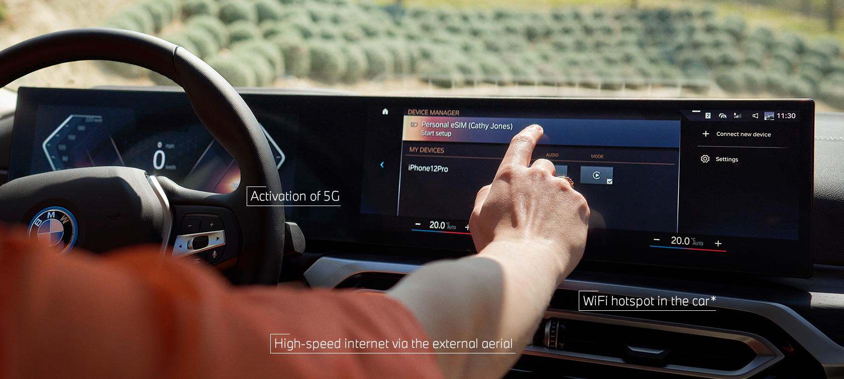 タッチ・コントロールからBMW iXのコントロール・ディスプレイでパーソナルeSimを使用する人 タッチ・コントロールからBMW iXのコントロール・ディスプレイでパーソナルeSimを使用する人