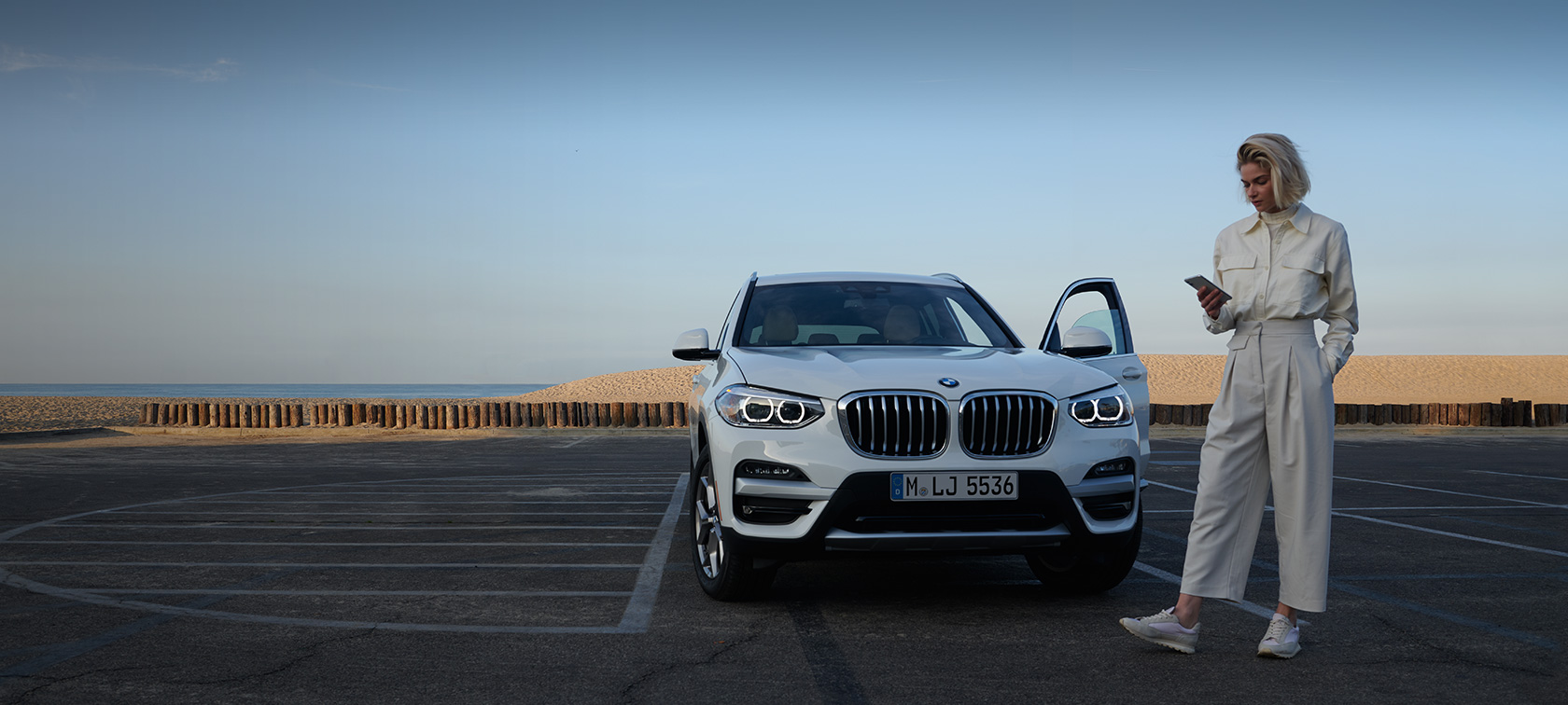 My BMW App スマートフォンを持った女性 My BMW App スマートフォンを持った女性