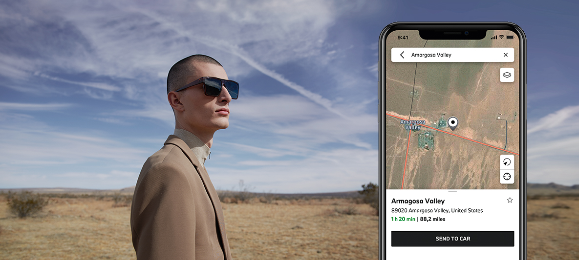 My BMW Appで旅程を管理して自動車へ送信 砂漠にいる男性 My BMW Appで旅程を管理して自動車へ送信 砂漠にいる男性