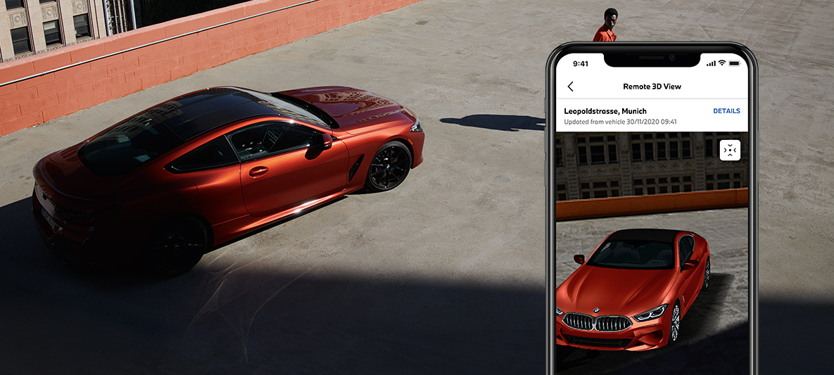My BMW Appで私の車両を安全に管理 上空から見たBMWと人 My BMW Appで私の車両を安全に管理 上空から見たBMWと人