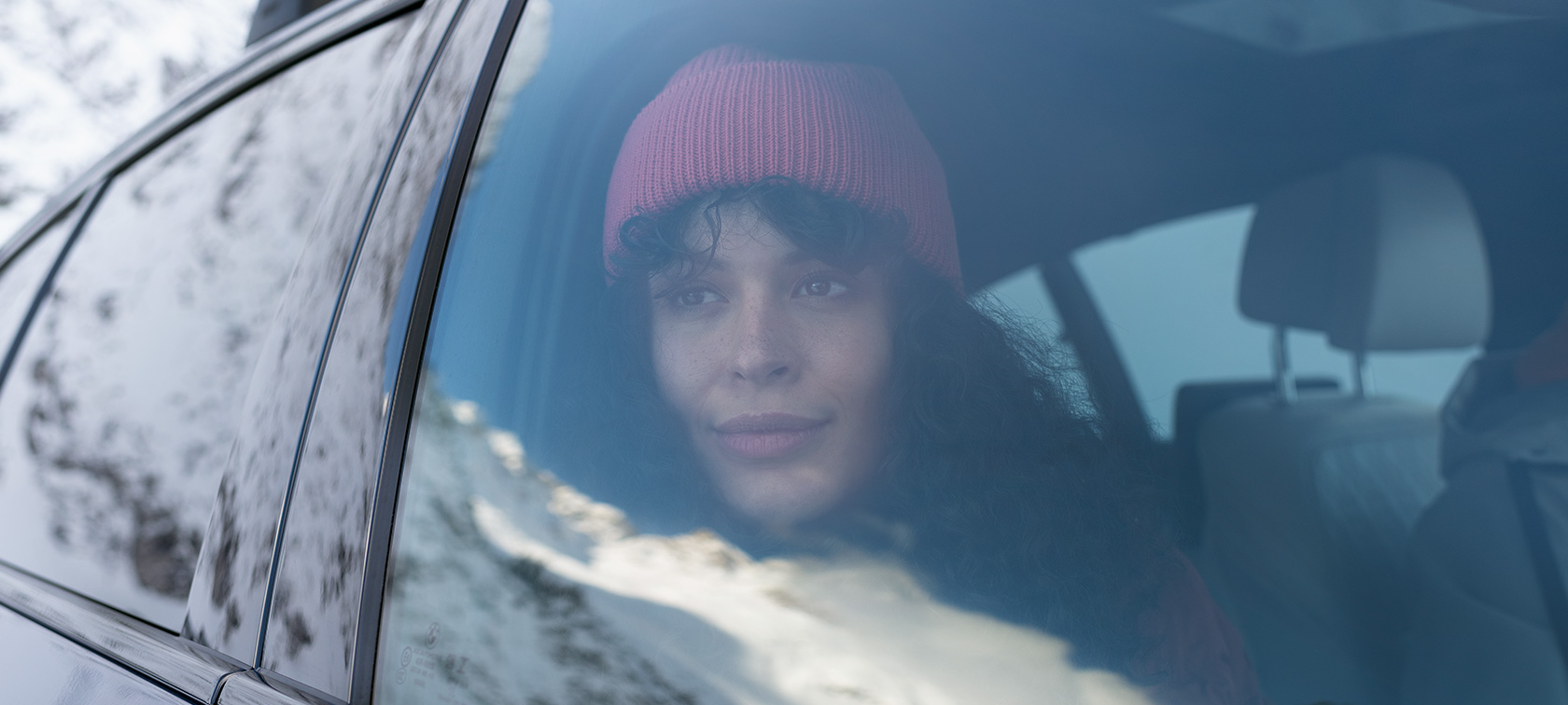 BMWの車窓から外を見る女性 BMW秋冬アクセサリー BMWの車窓から外を見る女性