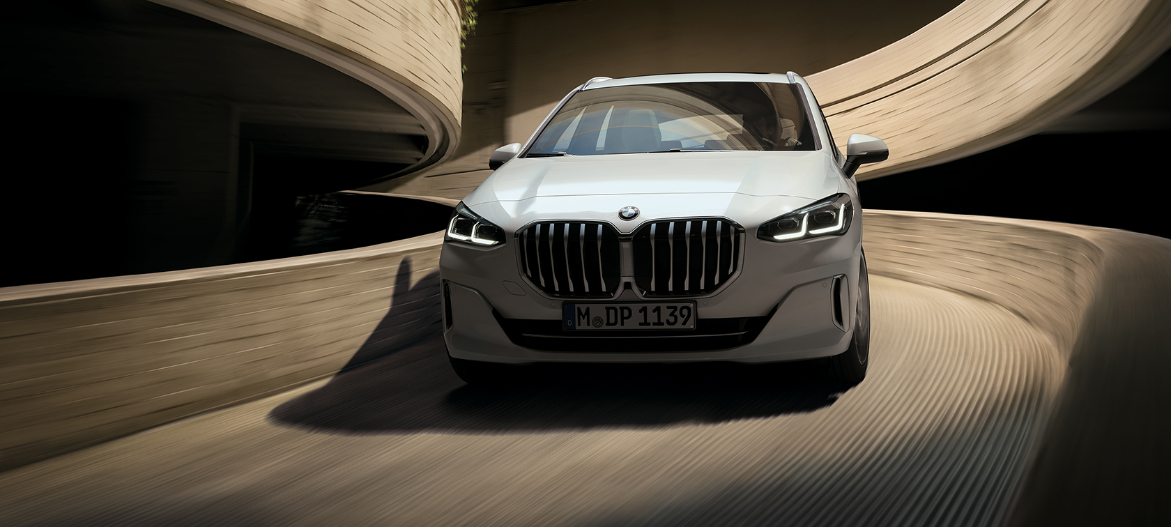 BMW 2シリーズ アクティブ ツアラー U06 2021 ミネラル・ホワイト・メタリック 駐車場を走行中 フロント・ビュー