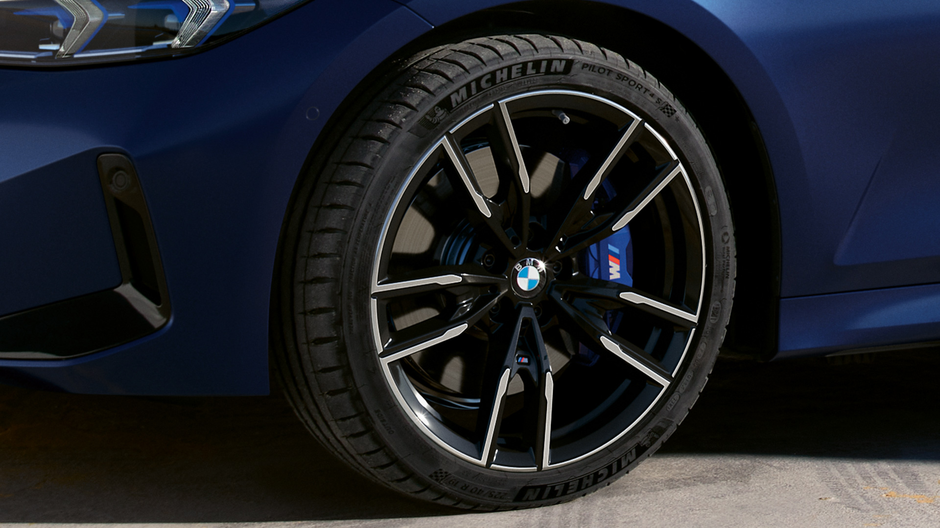 BMW M340i xDrive ツーリング G21 フローズン・タンザナイト・ブルー 19インチ M ライト・アロイ・ホイール クローズアップ