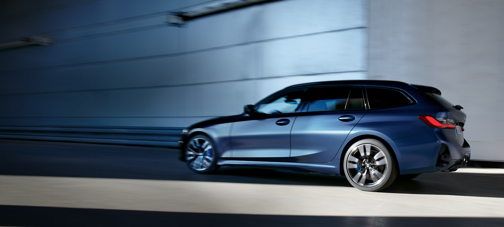 BMW M340i xDriveツーリング　フローズン・タンザナイト・ブルー　走行中　　　　　　斜めからのサイドビュー