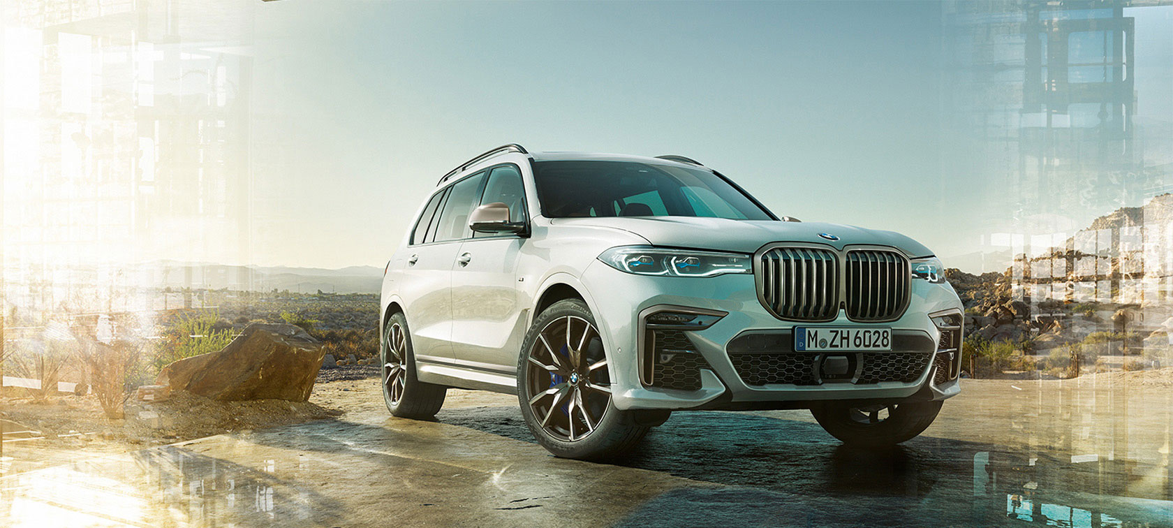 BMW X7 M50i、リアビュー BMW X7 M50i、塗色ミネラルホワイト、空いたハイウェイを疾駆するリアビュー、G07、2019
