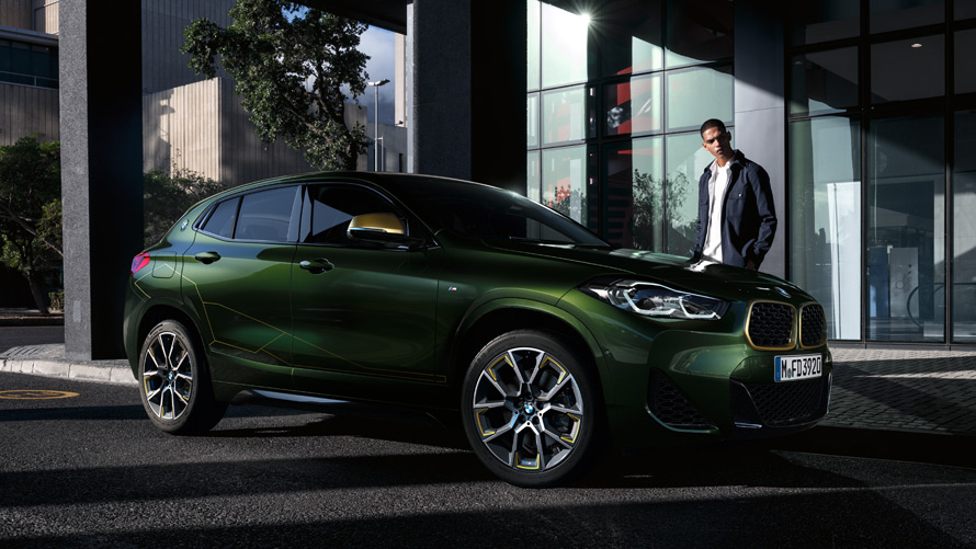 BMW X2 F39 Sanremo Green metallic Three-quarter side view with model BMW X2 F39 Sanremo Green metallic Three-quarter side view with model