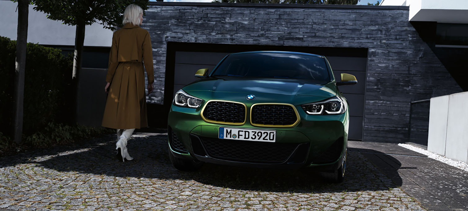 Front view BMW X2 F39 Sanremo Green metallic Front view in charging situation with model on left BMW X2 F39 Sanremo Green metallic