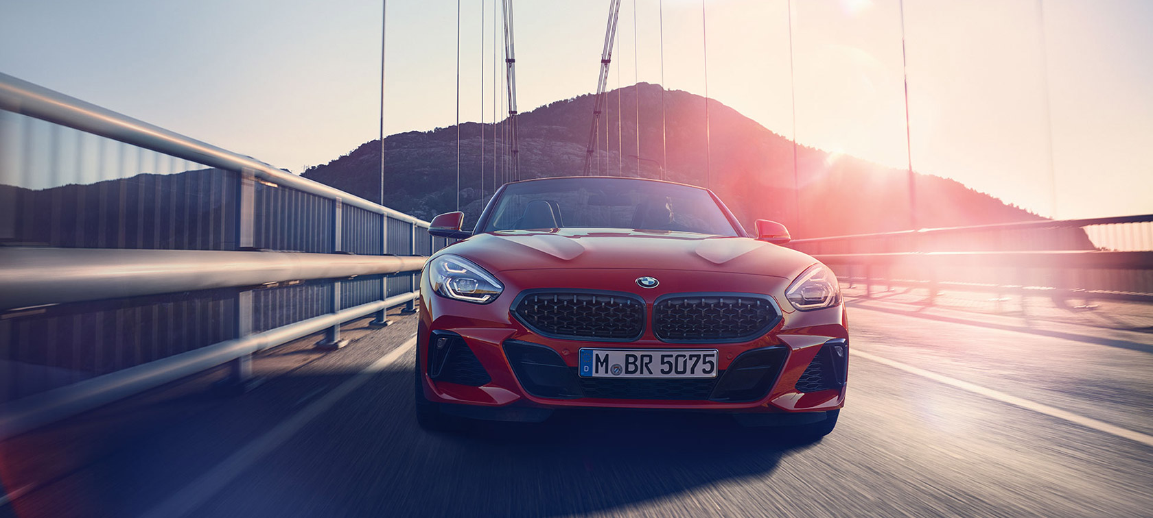 BMW Z4 ロードスターの鳥瞰図 G29 移動中のBMW Z4 ロードスターの鳥瞰図 G29