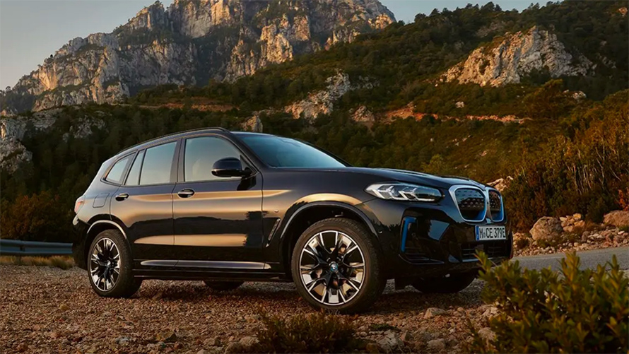 BMW i4:駆けぬける歓びは、電気で加速する。 BMW i4:駆けぬける歓びは、電気で加速する。
