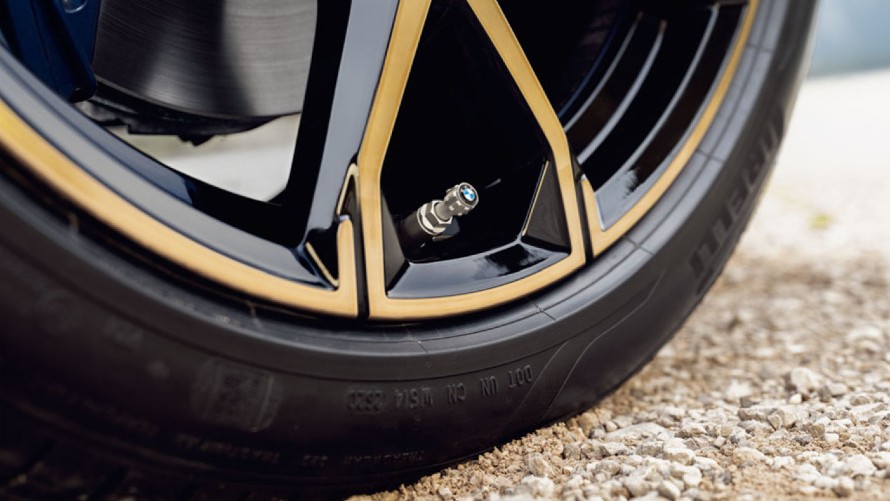 タイヤのご相談は、専門の知識と技術を持った BMW 正規ディーラーにぜひお任せください。 タイヤのご相談は、専門の知識と技術を持った BMW 正規ディーラーにぜひお任せください。