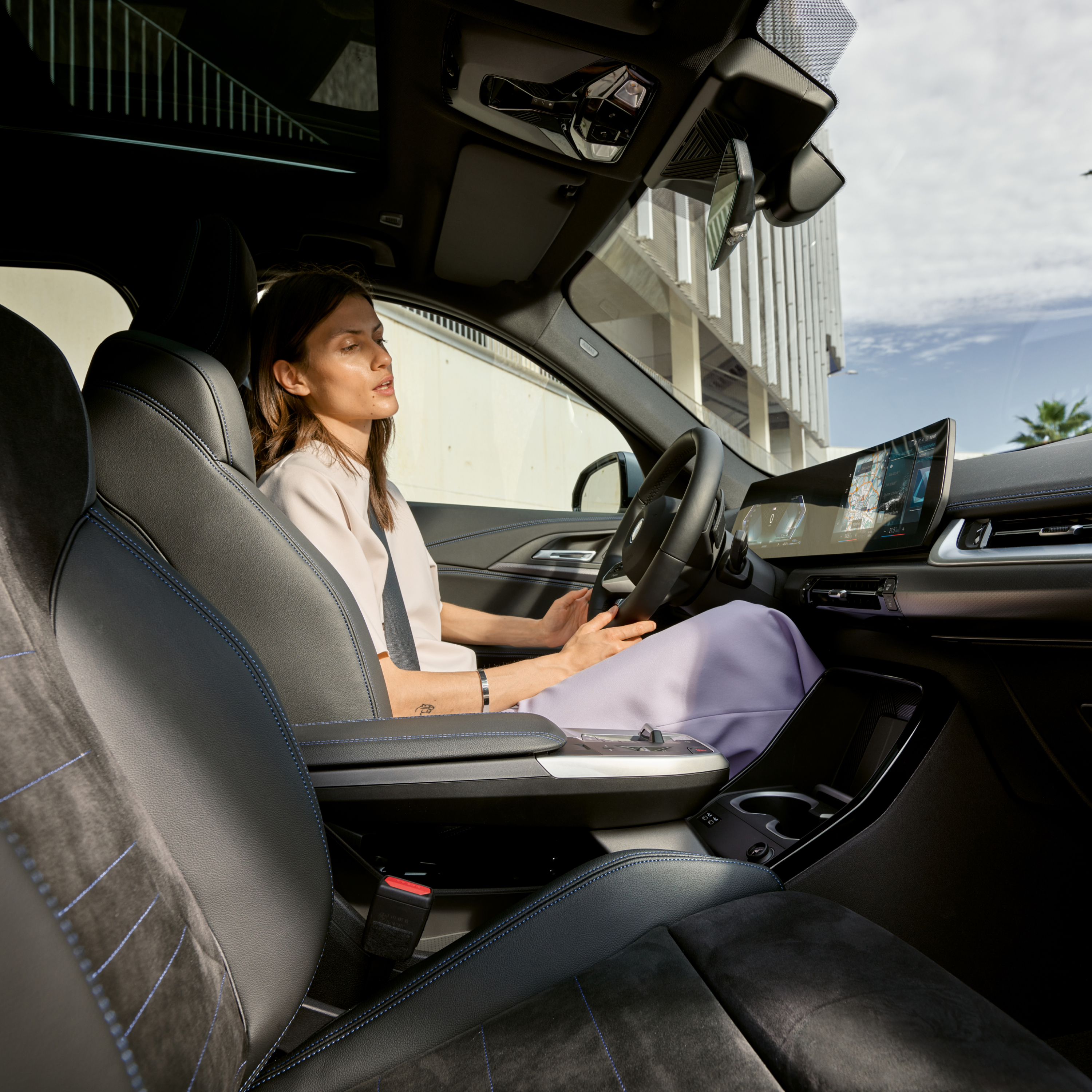 BMWのコントロールディスプレイを見ている人
