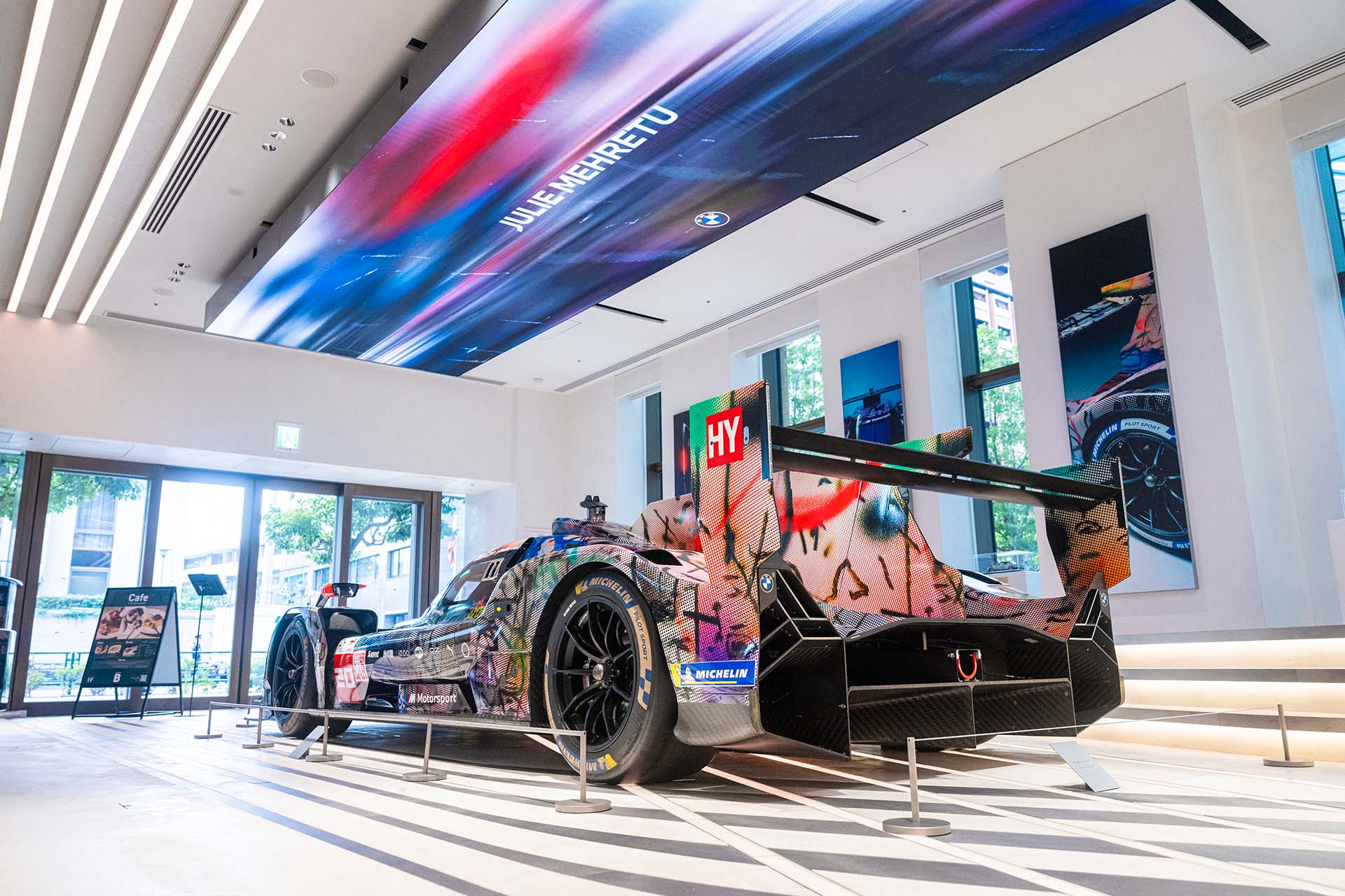 エントランス・展示車エリア​