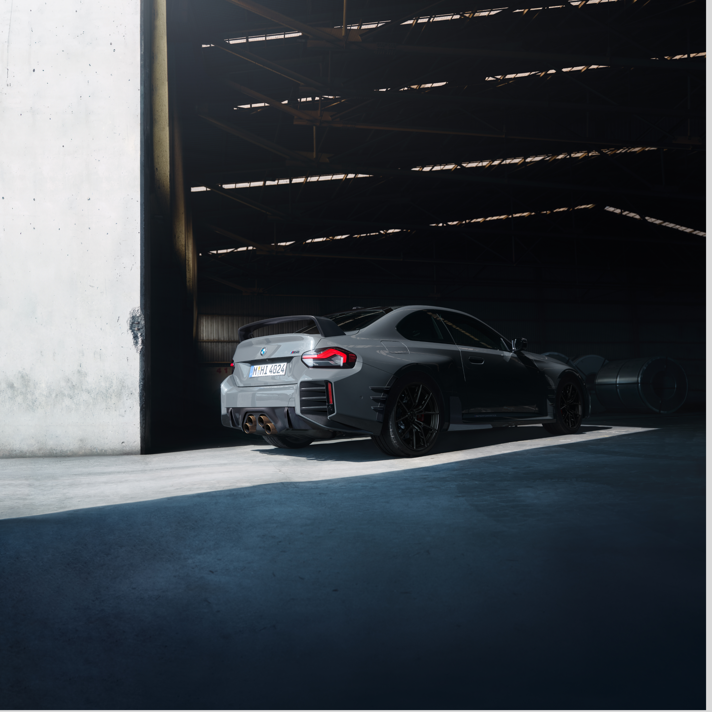 BMWは大きなホールの門に立っている
