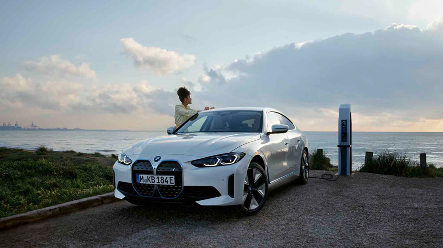 BMWでは、EV車両にお乗りいただいている方にも、変わらぬサービスと安心を
