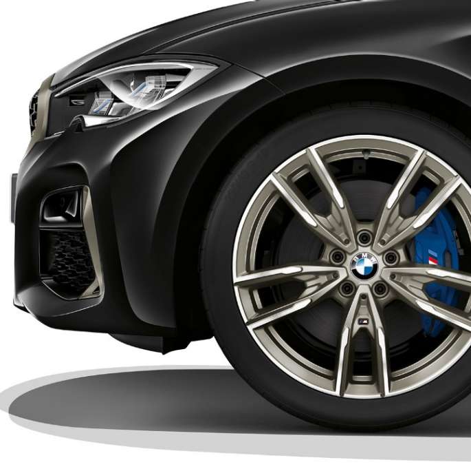 BMW M340i xDrive、ライト・アロイ・ホイール BMW M340i xDrive、ライト・アロイ・ホイールのクローズ・アップ。