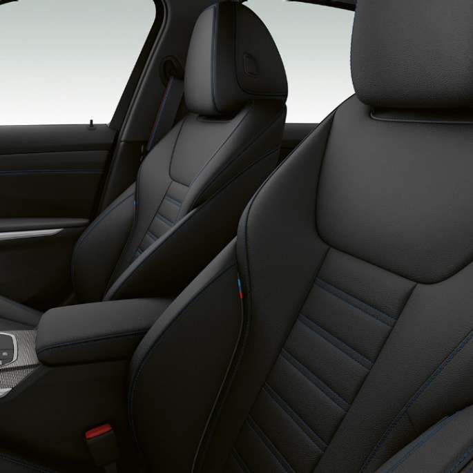 BMW M340i xDrive、フロント・シート。 BMW M340i xDrive、フロント・シート、サイドのクローズ・アップ。