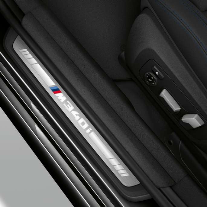 BMW M340i xDrive、ドア・シル。 BMW M340i xDrive、ドア・シル・ビュー。