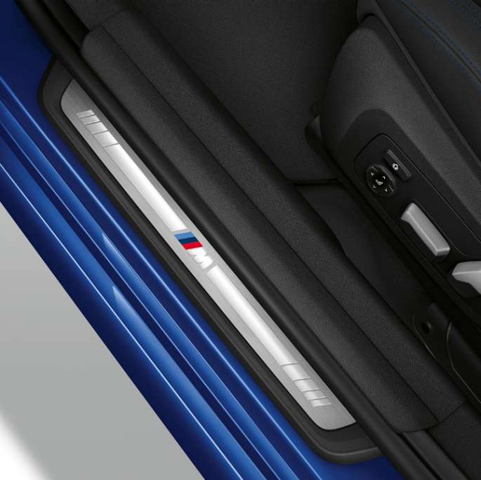 BMW 3シリーズ セダン M Sport、ドア・シル。 BMW 3シリーズ セダン M Sport、ドア・シル・ビュー。