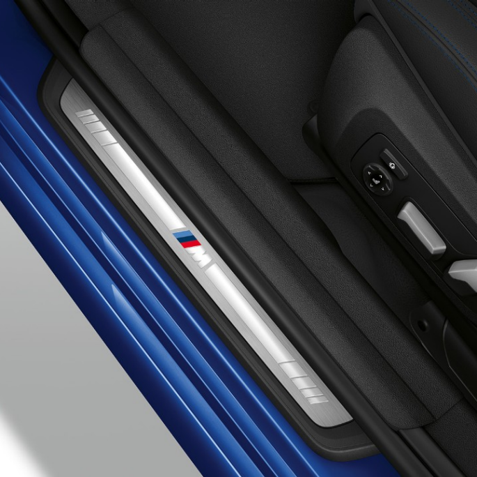 BMW 3シリーズ セダン M Sport、ドア・シル。 BMW 3シリーズ セダン M Sport、ドア・シル・ビュー。