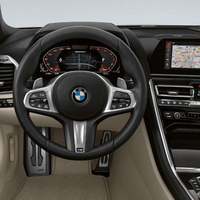 BMW M850iドラヴィット・グレー・メタリック、Mレザー・ステアリング・ホイールを装備したコックピット。 BMW M850iドラヴィット・グレー・メタリック、Mレザー・ステアリング・ホイールを装備したコックピット。
