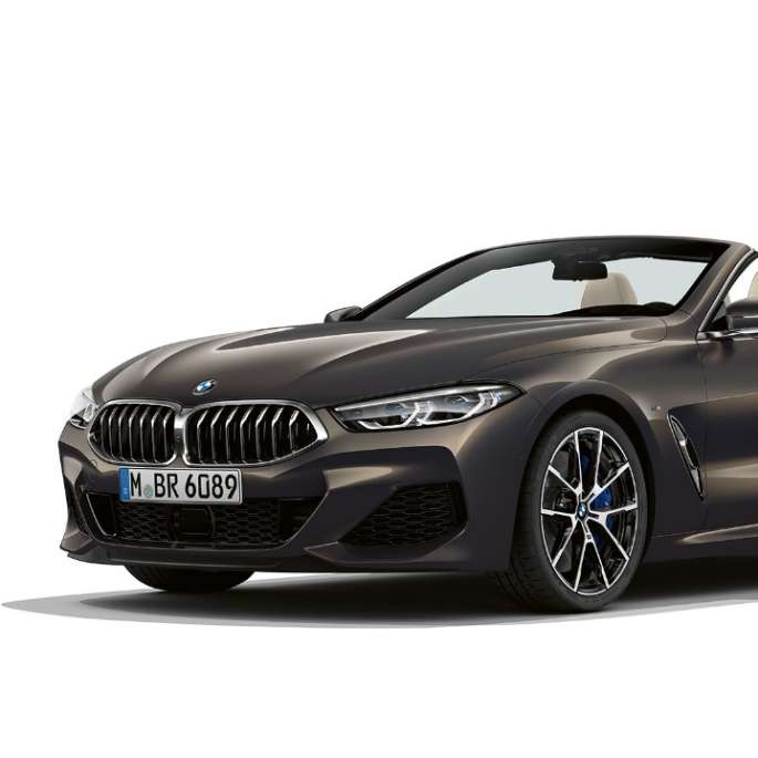 BMW M850i xDriveカーボン・ブラック・メタリック、フロントの斜めのショット。 BMW M850i xDriveカーボン・ブラック・メタリック、フロントの斜めのショット。