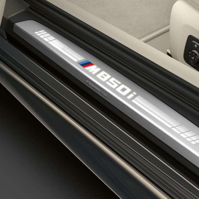 BMW M850i xDriveドラヴィット・グレー・メタリック、入り口のドア・シル BMW M850i xDriveドラヴィット・グレー・メタリック、入り口のドア・シル