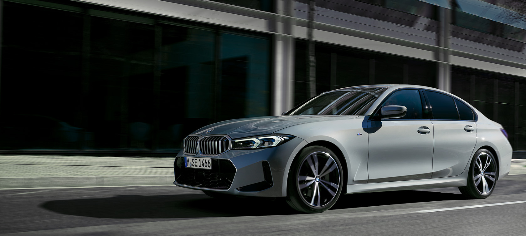 BMW 3シリーズ セダン LCI G20 ブルックリン・グレー サイド・ビュー 壁の前に停車中